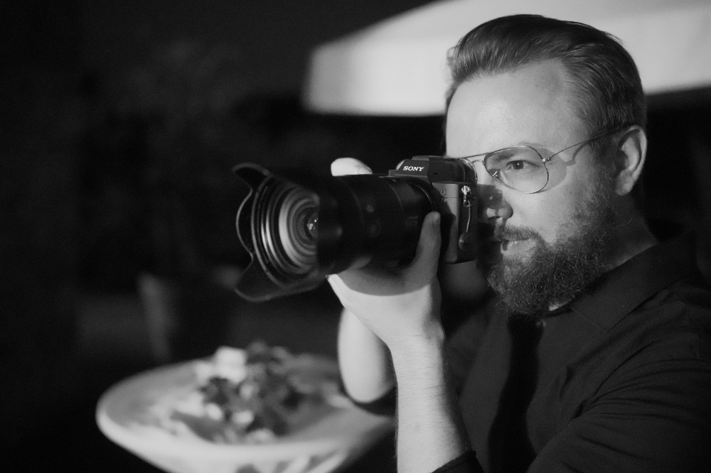 Alessio Petrucci fotografo e videomaker durante un matrimonio, fotografo professionista