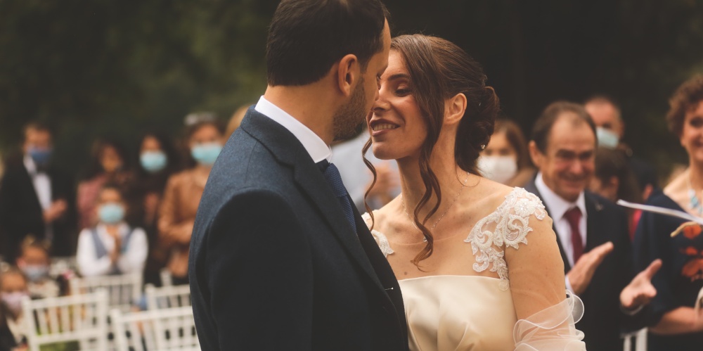 scatto rubato durante la cerimonia pieno di emozioni uniche matrimonio in location a Buti in toscana