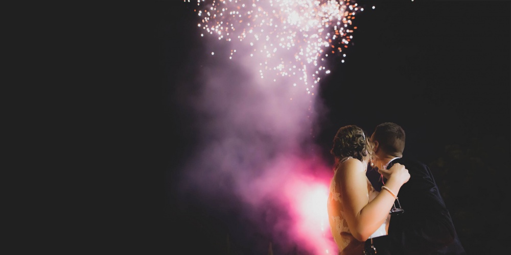 ricordo di fine cerimonia matrimoniale con fuochi d'artificio fotografia artistica alessio petrucci