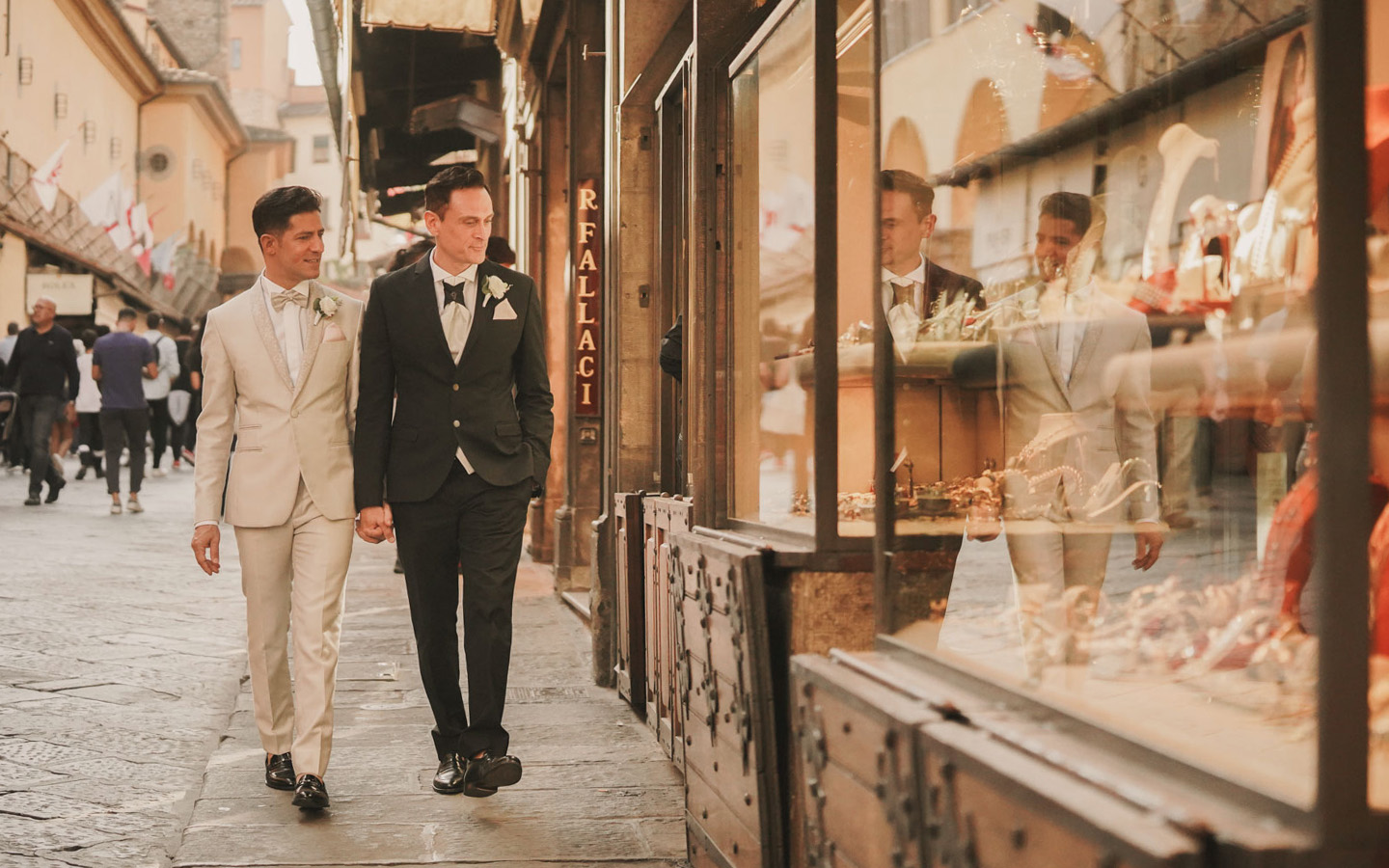 Fotografo di matrimoni gay, fotografata in stile reportage, vetrine Firenze in toscana luxury wedding