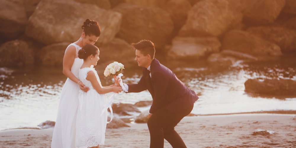 emozioni al tramonto famiglia con spose bouquet