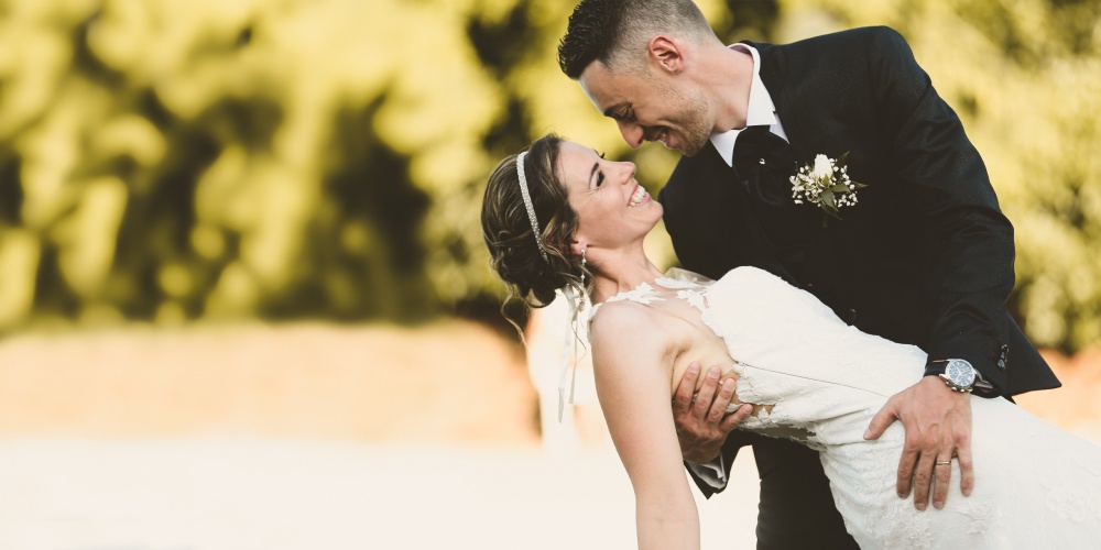 Sorrisi in scatti rubati durante una giornata unica di matrimonio in location toscana sposa e sposo