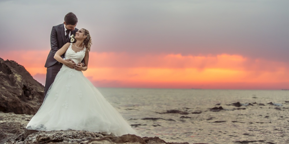 un dolce abbraccio con tramonto, emozioni uniche durante il matrimonio fotografo Pisa Lucca