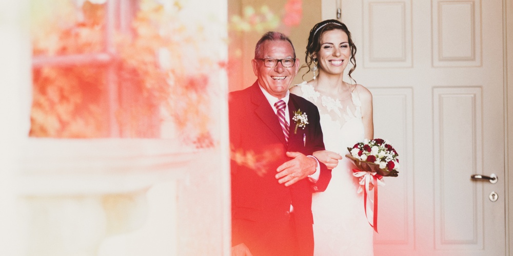Sorrisi ed emozioni prima della cerimonia, sposa accompagnata dal padre sull'altare foto reportage