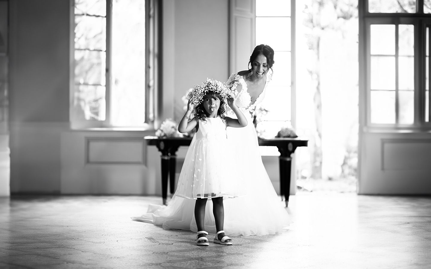 sposa e damigella preparazione matrimonio fotografia in bianco e nero scattata a pisa bientina fotografo focus studio creativo