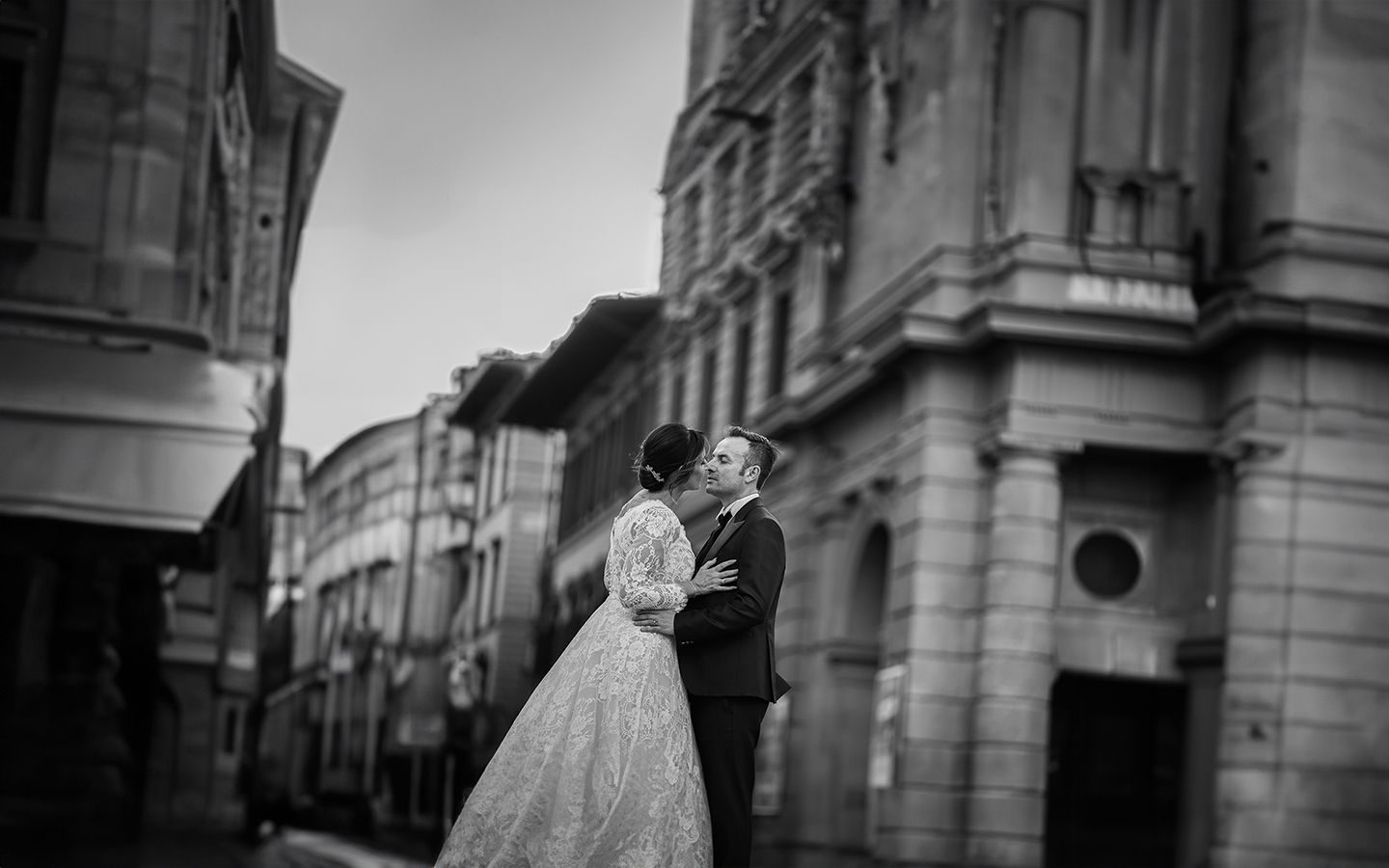 Sposi in bianco e nero a firenze fotografia spontanea scattata da focus studio creativo
