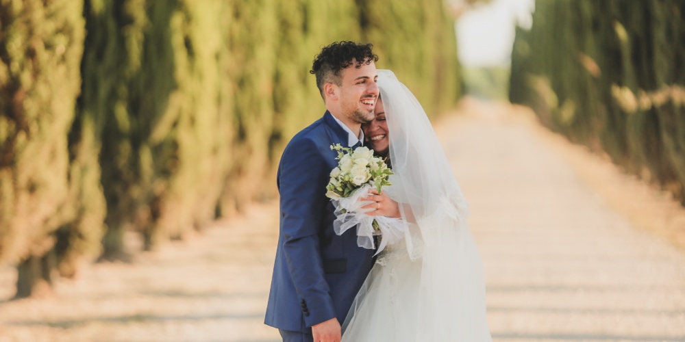 sposi abbracci sorrisi ed emozioni shooting fotografico matrimonio location toscana