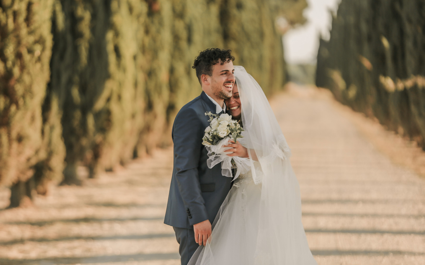 matrimonio di lusso in villa in toscana fotografo di matrimoni sposa e sposo sorrisi