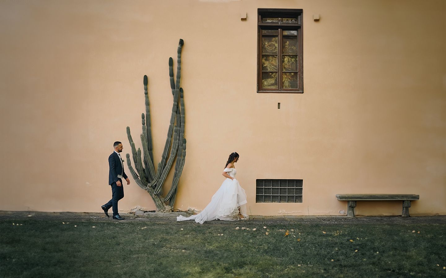 foto spontanea di due sposi che percorrono un sentiero lungo la villa scattata a bientina Pisa